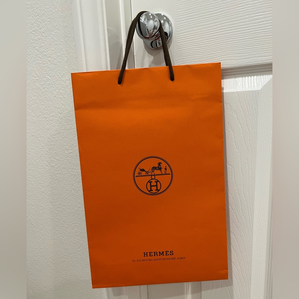 Hermes shopping bag 16 1/2” x 12” (like new)